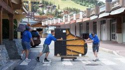 Déménageurs expérimentés pour transporter un piano  