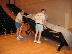 Déménageurs professionnels pour le transport d'un piano antique  